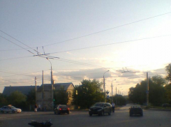На юге Волгограда мотоциклист без прав врезался в внедорожник