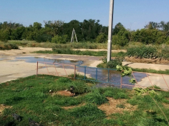 Жители Волгограда возмущены льющимися на дорогу фекалиями