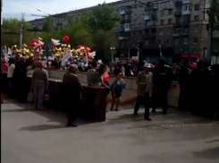 Первомайская демонстрация заполонила улицы и перекрыла центр Волгограда