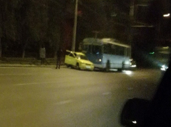 В центре Волгограда «Лада» подлезла под троллейбус