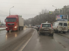 Дальнобойщик из Калмыкии на фуре протаранил Chevrolet в Волгограде: водитель в больнице