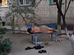 Уснувший на улице голым с членом напоказ мужчина задержан в Волгограде