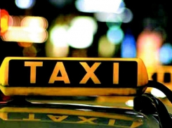 В Волжском таксист украл у пассажира смартфон