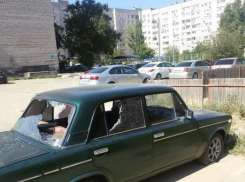 В Волгограде по ночам разбивают стекла авто и прокалывают колеса