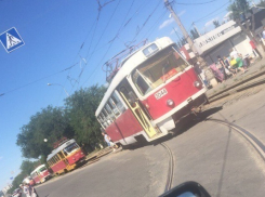 Две женщины парализовали движение трамваев на юге Волгограда 
