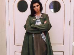 Алиана Устиненко сменила арабское платье на военный костюм