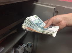 На замглавы Дубовского района «проспонсировал» предпринимателя на 2 миллиона 