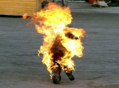 Возлюбленная облила волгоградца жидкостью для розжига и подожгла