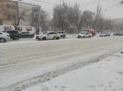 Приостанавливают движение: в Волгограде на выездах к федеральным трассам застревают фуры