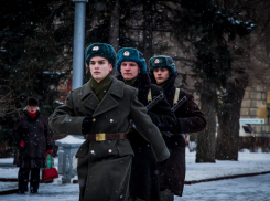 Школьники Волгограда встретили День победы в Сталинградской битве с ружьями и в шинелях