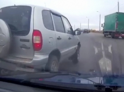 Волгоградец снял на видео поединок на дороге