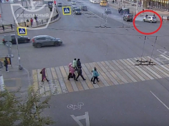 Горящий средь бела дня Peugeot в центре Волгограда попал на видео