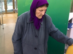 Потерявшаяся пенсионерка в беспамятстве забрела в Сбербанк на юге Волгограда 