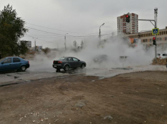 Улица погрузилась в туман из-за прорыва трубы в Дзержинском районе Волгограда