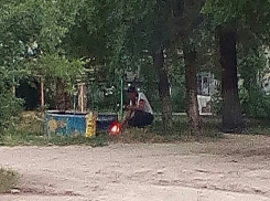 Волгоградец решил пожарить шашлык на детской площадке