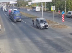 Десятилетний самокатчик влетел в несущийся на скорости микроавтобус на юге Волгограда: видео