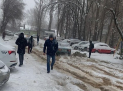 Новый снег - еще больше проблем у машин и людей: потоки коммунальной реки сняли на видео в Волгограде