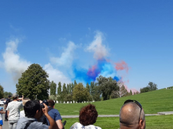 Фейерверк прогремел на Мамаевом кургане в честь передачи воинских знамен от МИД России