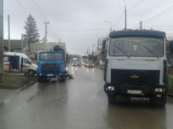 50-летний житель Волгограда погиб под колесами самосвала и грузовика