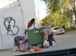 Волжане пытаются выжить, забирая просрочку из баков супермаркетов