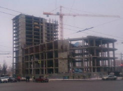   Волгоградцы сравнили с унитазом строящуюся гостиницу на предмостной площади