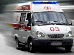 На юге Волгограда молодой байкер врезался в автобус