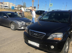 Mazda покатилась, сбила своего водителя и протаранила Kia в Волгограде