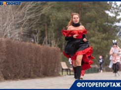 Эффектную бегунью в платье заметили во время Рождественского забега в Волгограде 