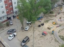 В Волгограде водитель на Renault сбил 2-летнюю девочку во дворе дома