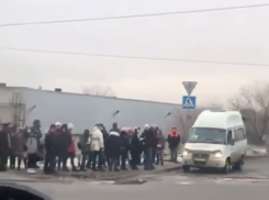 Гигантскую очередь на маршрутку сняли на видео в ЖК «Комарово» в Волгограде