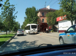 Лужу крови засыпали: дачный автобус сбил женщину на юге Волгограда
