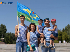 От детей до стариков: в центре Волгограда десантники в 45-градусную жару отмечают День ВДВ
