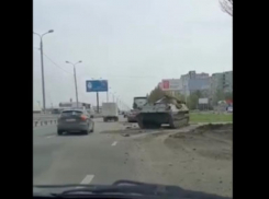 Танк рухнул на дорогу на Третьей продольной в Волгограде: очевидцы сняли видео
