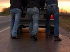 В Урюпинске 17-летний подросток вытолкал и отбуксировал ВАЗ, чтобы продать