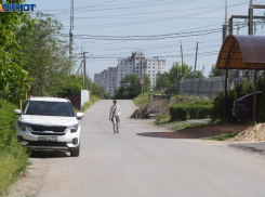 Как живут в частном секторе без названия в 1,5 км от центра Волгограда: тайная дорога через гаражи и по 8 тыс за воду