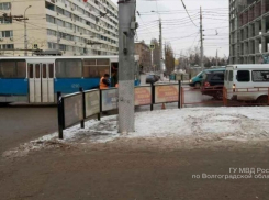 Пассажирка троллейбуса пострадала в ДТП с маршруткой в центре Волгограда 