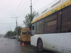 Автобус № 25 «Питеравто» силой вытолкнул маршрутку с дороги на севере Волгограда 