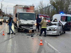 В Волжском «десятка» влетела в автомобиль «Красное&Белое»: двое в больнице