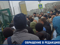 Очереди с 5 утра у школы не помогли родителям в Волгограде записать детей в 1 класс