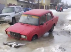 Машины в 7 минутах езды от центра Волгограда вмерзли в ледник, а вода топит жилье 