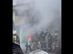 В Волгограде из жуткого пожара в доме спасли женщину: видео с места