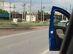 Волгоградские автомобилисты час простояли на трассе из-за сломавшегося поезда