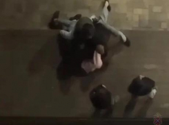 «Кричал и звал на помощь»: подростки толпой напали на беззащитного парня в центре Волгограда