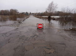 Под Волгоградом из-за разлива воды перекрыли движение автомобилей 