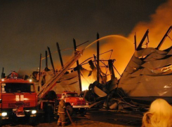 В Волгограде сгорел склад со стройматериалами
