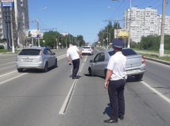 Асфальт провалился на 1-й Продольной в Волгограде: в яму угодила машина 