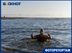 Волгоградец устроил заплыв на Волге в -12°: морозное декабрьское утро в объективе фотографа