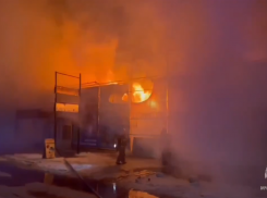 Рынок Тулака горит на площади 1000 «квадратов» в Волгограде 