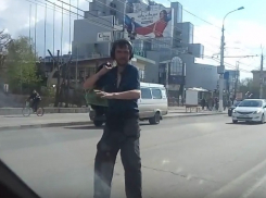 Мужчина устроил зажигательные танцы на Первой Продольной в Волгограде