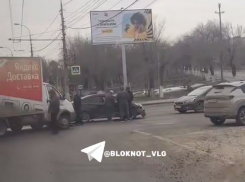Массовое ДТП стало причиной утренней мощной пробки в Волгограде: видео